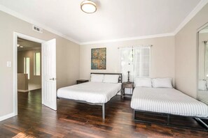2 dormitorios, tabla de planchar con plancha, wifi gratis y ropa de cama