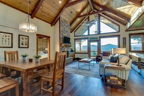 TV connectée, cheminée, lecteur de DVD