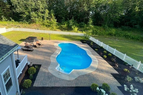 Una piscina al aire libre, una piscina climatizada