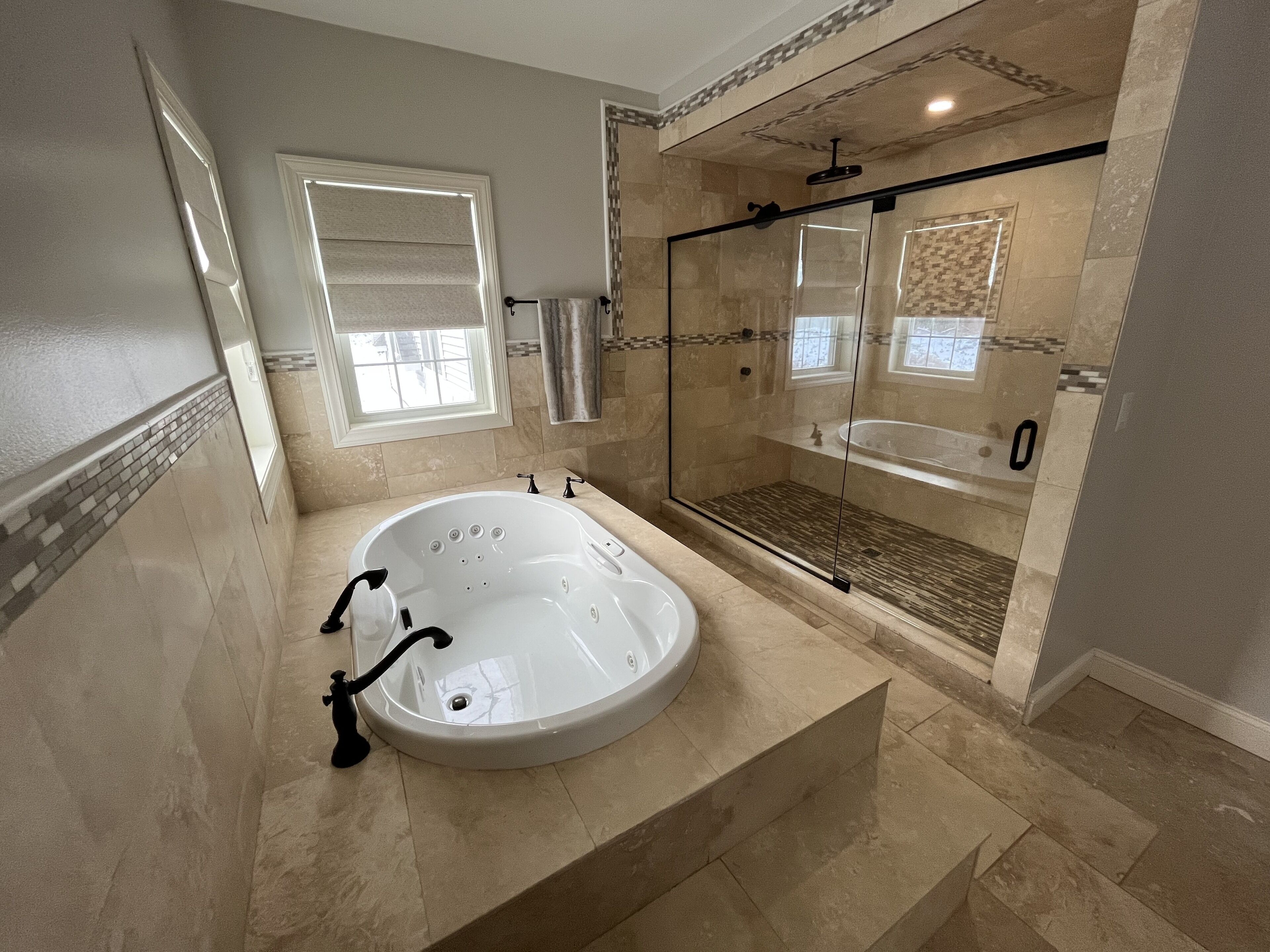 Combined shower/bathtub, jetted bath, eco-friendly toiletries