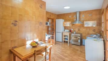 Een koelkast, een magnetron, een oven, een vaatwasser