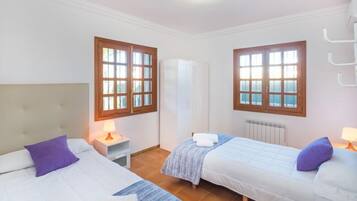 3 slaapkamers, een strijkplank/strijkijzer, wifi