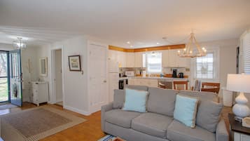 TV connectée, cheminée, livres