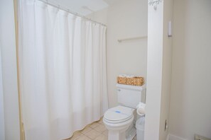 Ensemble douche/baignoire, sèche-cheveux, serviettes fournies, savon