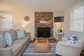 Smart TV, chimenea y libros 