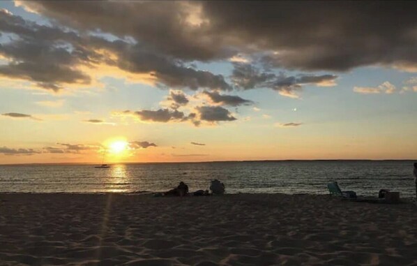 Beach nearby, sun-loungers, beach towels
