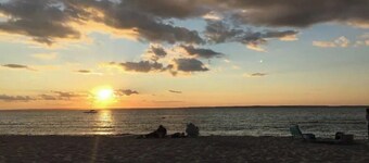 Relaxing Island Retreat, Cozy Cottage, Lamberts Cove Beach Access!
