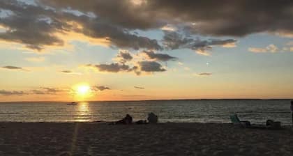 Relaxing Island Retreat, Cozy Cottage, Lamberts Cove Beach Access!