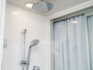 Sèche-cheveux, chaussons, bidet, serviettes fournies