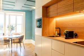 Kühlschrank, Mikrowelle, Ofen, Herdplatte