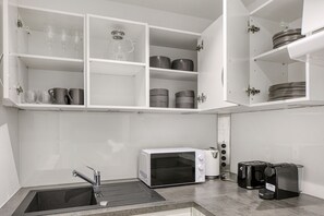 Fridge, microwave, oven, stovetop - Newly renovated Mariahilf 1BR, short walk to Metro U4 & U3, by Blueground (Vienna)