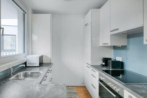 Een koelkast, een magnetron, een oven, een kookplaat