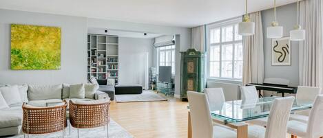 Télévision, cheminée, chaîne hi-fi