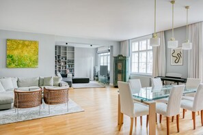 Tv, eldstad och en stereo