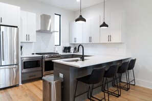 Refrigerador, microondas, horno, placa de cocina