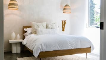 5 habitaciones, escritorio y tabla de planchar con plancha