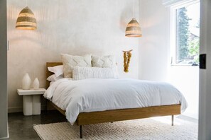 5 bedrooms, desk, iron/ironing board, travel cot