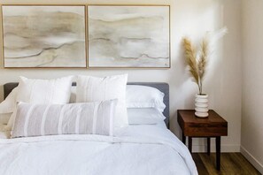 5 Schlafzimmer, Schreibtisch, Bügeleisen/Bügelbrett, Reisekinderbett