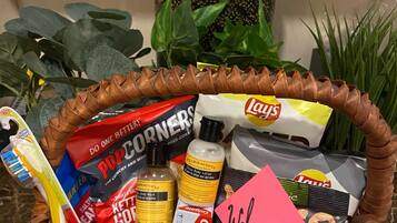 Regadera, secadora de cabello, toallas, jabón