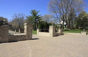 Property grounds - Beautiful Stamford Loft! Near Downtown+Parking+45min to NYC (Stamford)