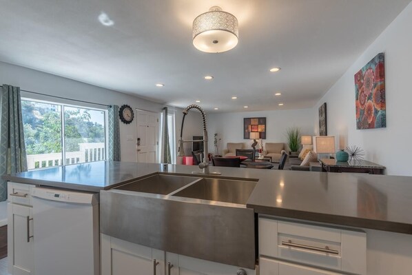 Interior - Hillside Oasis with Huge Deck & Amazing Views w/ Possible Adjacent Studio/Office (Los Angeles)