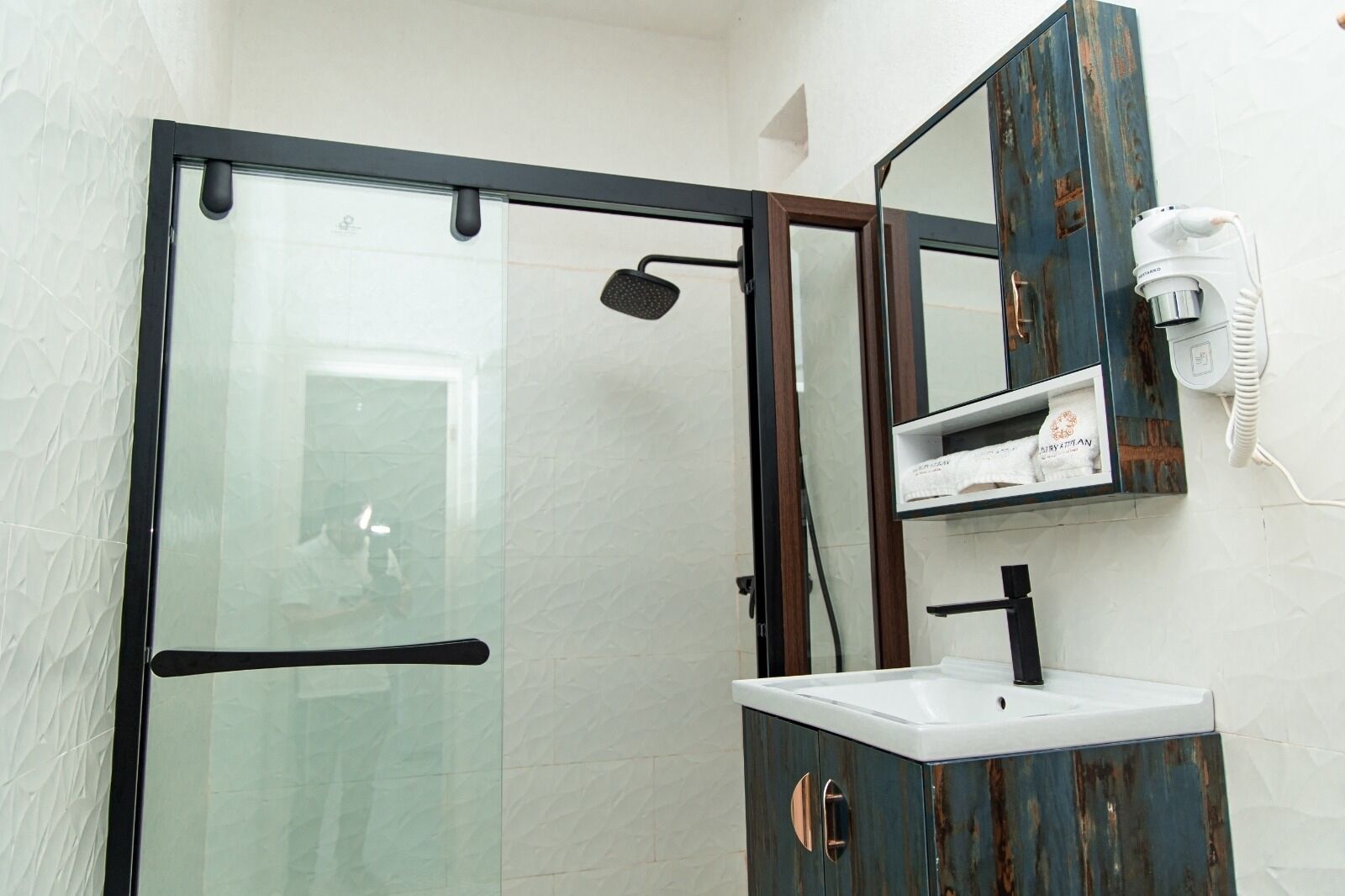 Een douche, een haardroger, handdoeken, zeep