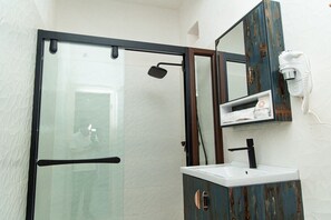 Een douche, een haardroger, handdoeken, zeep