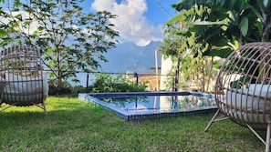 Una piscina al aire libre, una piscina climatizada