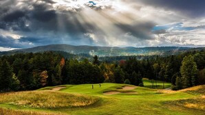 A golf course with a view of distant mountains and a cloudy sky. - Condo close to hiking, river, with mountain views (Thornton)