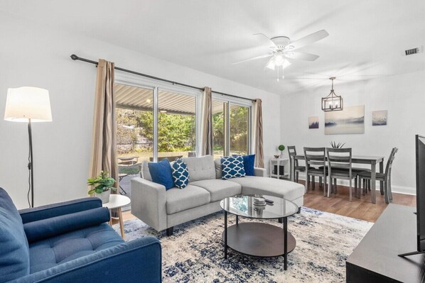 TV, Netflix, Hulu, streaming services - Stylish and Comfortable Escape in Gainesville (Gainesville)