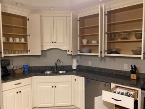 Fridge, microwave, oven, stovetop - Luxurious 3 BEDROOM PRESIDENTIAL  (Cambridge)