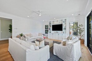 Televisión y chimenea 