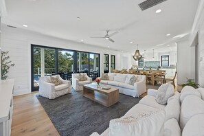 Televisión y chimenea 