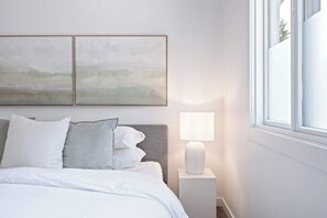 5 habitaciones, escritorio y tabla de planchar con plancha
