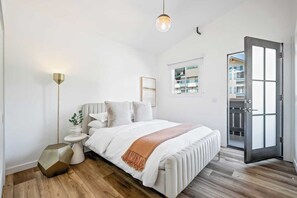 5 slaapkamers, een bureau, een strijkplank/strijkijzer, reisbedje