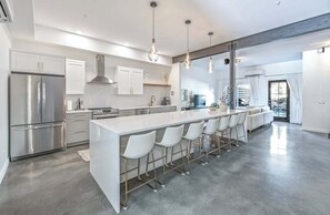 Een koelkast, een magnetron, een oven, een kookplaat