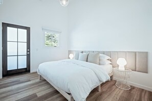 5 habitaciones, escritorio y tabla de planchar con plancha