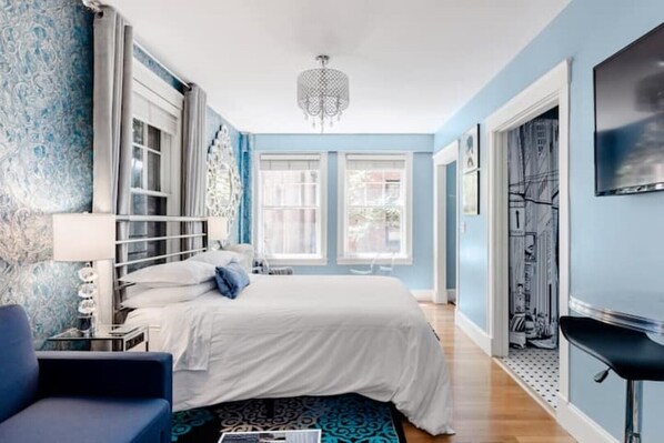 1 bedroom, desk, iron/ironing board, free WiFi - 5-Star Walkability - Charming Historic Urban Oasis by Iconic Sites! (Seattle)