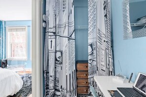 1 bedroom, desk, iron/ironing board, free WiFi - Stylish Historical Central Urban Oasis (Seattle)