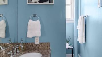 Badewanne, Haartrockner, Handtücher, Seife