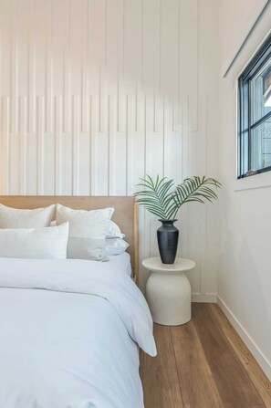 5 عدّة غرف نوم ومكتب ومكواة/لوح كي وسرير سفر