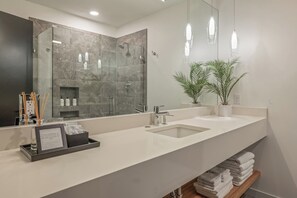 Hair dryer, towels - Parro at Hara Homes Luxury Stay (Leavenworth)