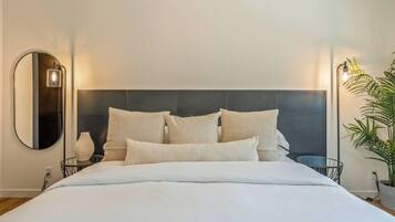 5 bedrooms, desk, iron/ironing board, travel crib