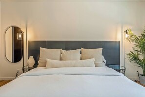 5 quartos, escrivaninha, ferros/tábuas de passar roupa, berço de viagem