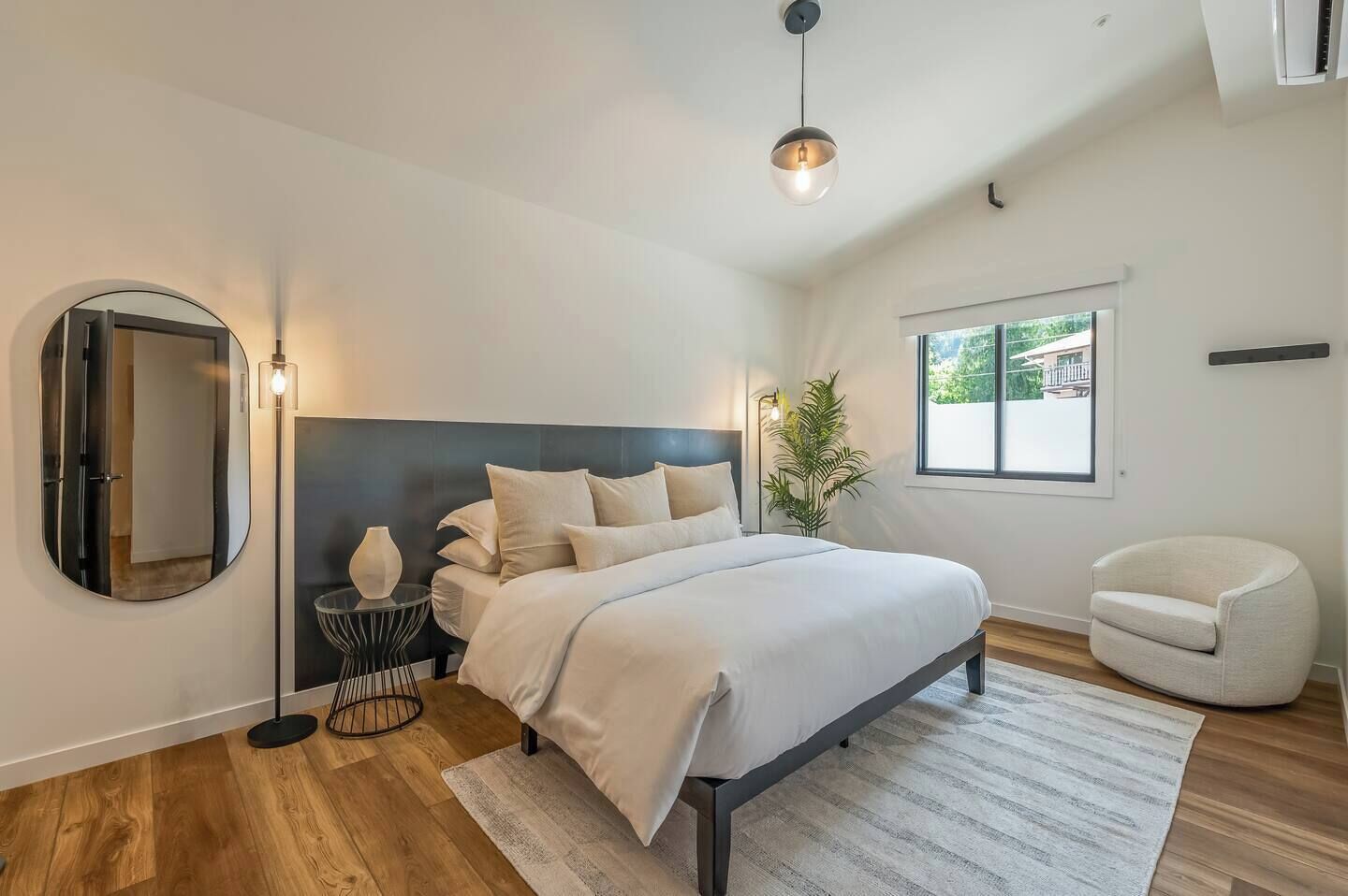 5 camere, una scrivania, ferro/asse da stiro, culla da viaggio