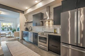 Geladeira, micro-ondas, fogão, cooktop