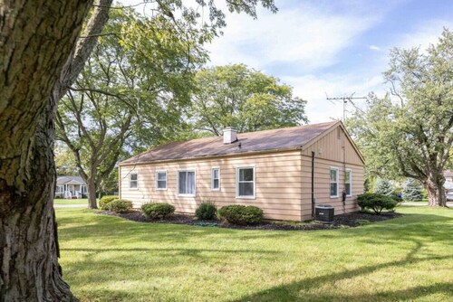 Entire House Close To CLE Airport & BWU