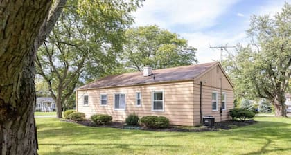 Entire House Close To CLE Airport & BWU