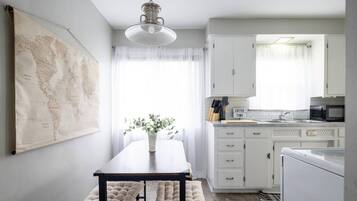 KĂŒhlschrank, Mikrowelle, Ofen, Herdplatte