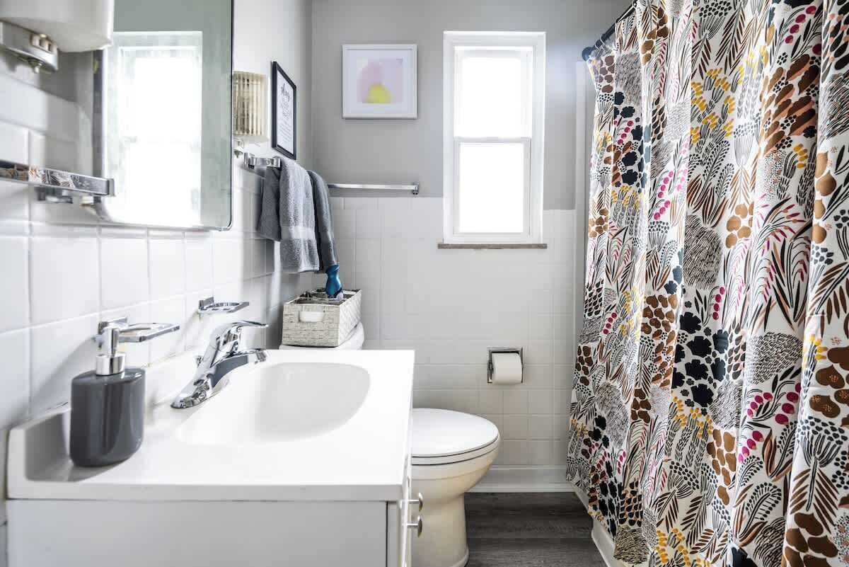 Een douche, een haardroger, handdoeken, shampoo